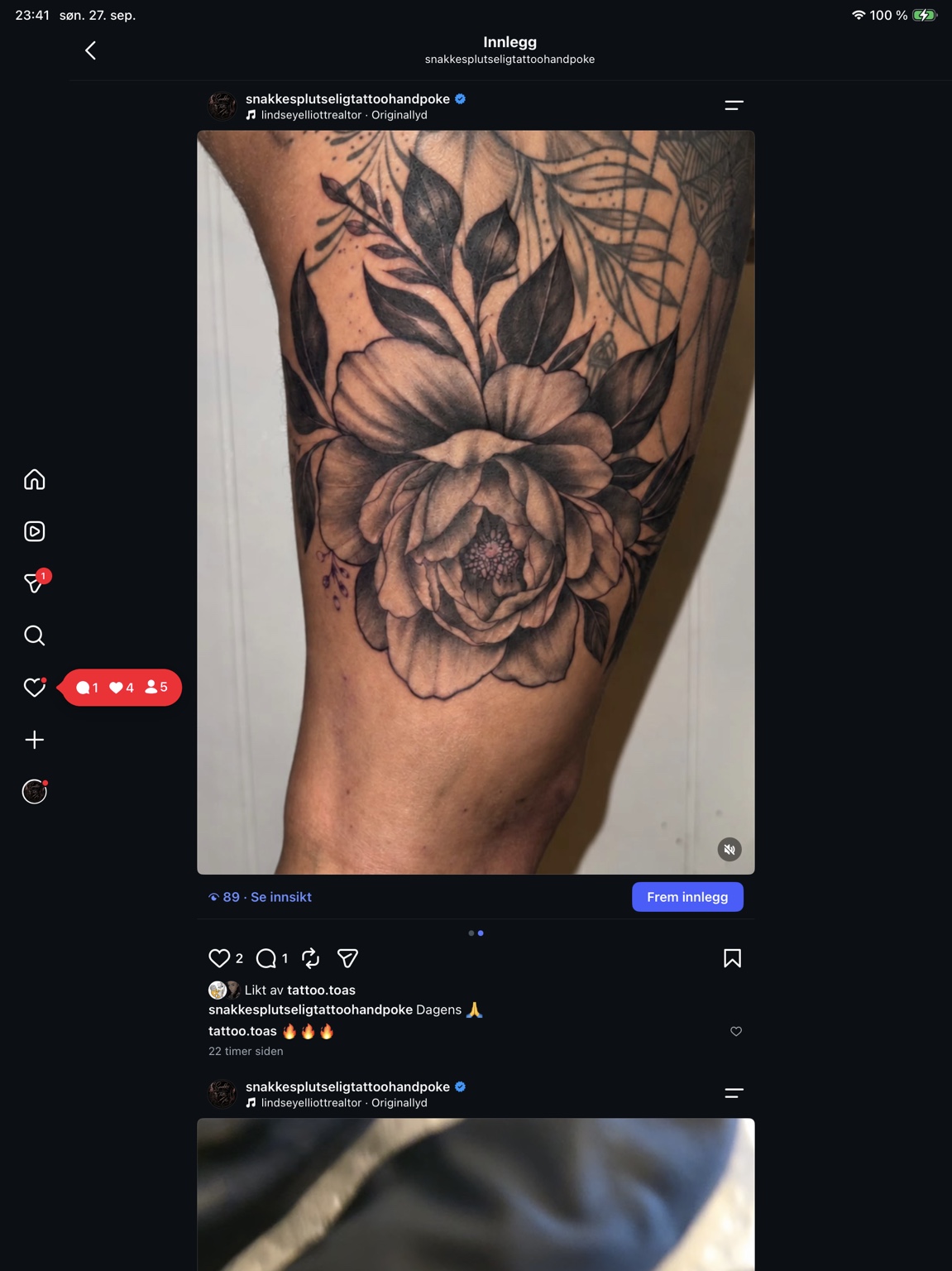 Botanisk tatovering med en stor blomst og blader, utført av Kristoffer
